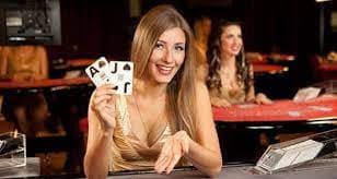 Dealer interaction and VIP service at Honor of Kings tables